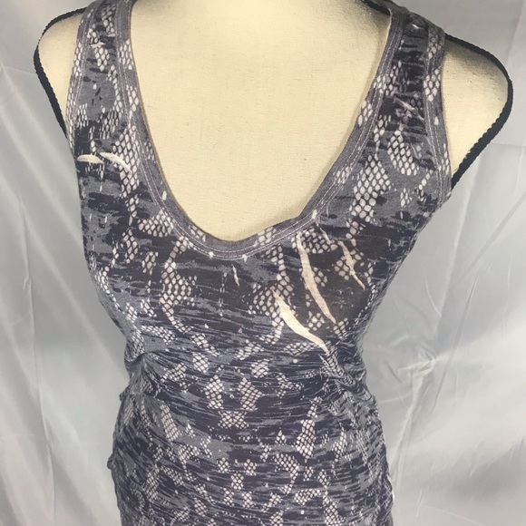 Modern and form fitting purplish/grey pattern tank - Picture 2 of 4